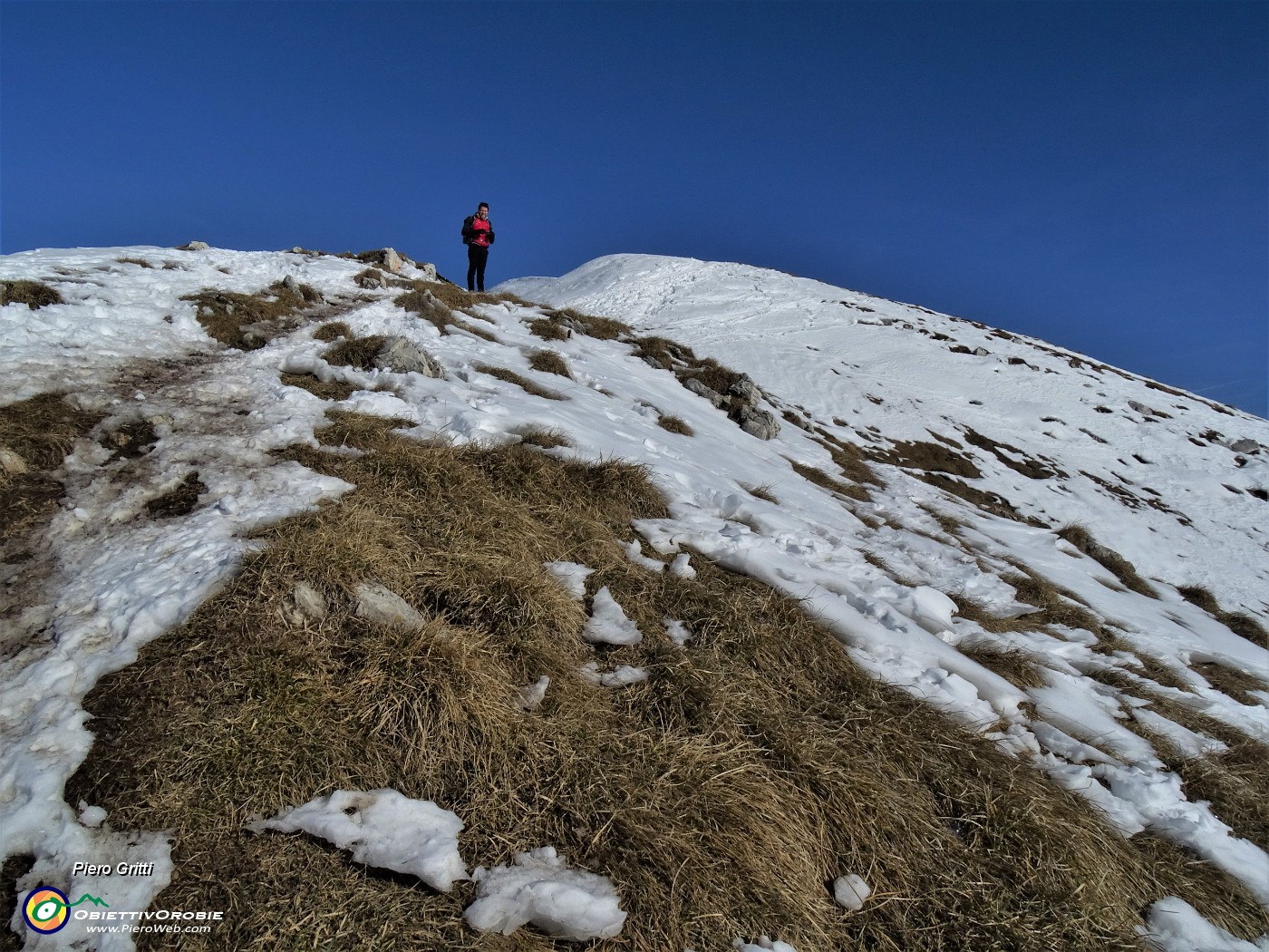 24 In ripida salita per pratoni cosparsi di neve.JPG